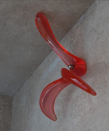 Percha de diseño moderno, en color rojo, fabricado en PVC, de Vitra OBS565