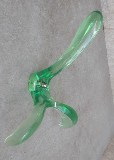 Percha de diseño moderno, en color verde, fabricado en PVC, de Vitra OBS383