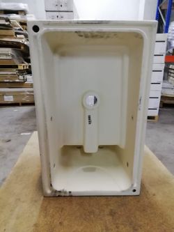 Lavabo mural cube, Verso by Catalano