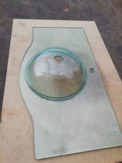 Encimera de cristal con lavabo y agujero para grifería