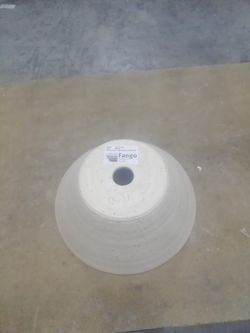 Lavatório cônico bege de bancada, da Fango