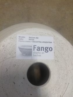 Lavatório cônico bege de bancada, da Fango