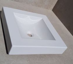 Lavabo suspendu gris clair, AQ2 par Vitra