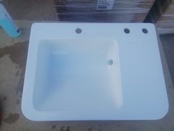 Lavabo suspendu en résine, Montecatini par Rapsel