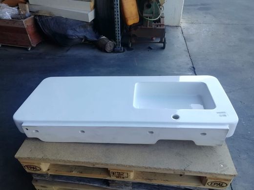 Lavabo suspendu 130cm, Sofcube par Vitra