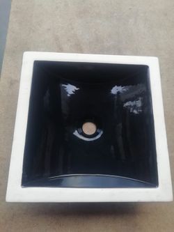 Lavabo sous plan noir, Aq10 par Vitra