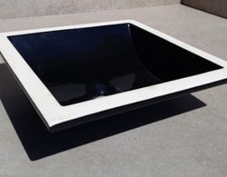 Lavabo sous plan noir, Aq10 par Vitra